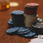 Бездепозитные бонусы онлайн-казино и фишки на игровом столе